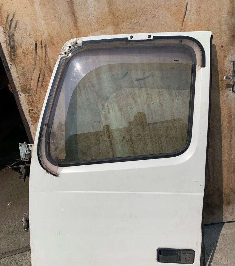 Volvo FH 12 13 - Puerta y piezas para Camión: foto 1 Volvo FH 12 13 - Puerta y piezas para Camión: foto 1