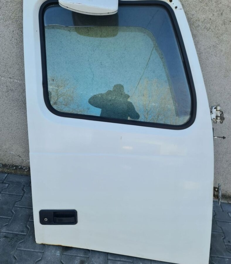 Volvo FH - Puerta y piezas para Camión: foto 1 Volvo FH - Puerta y piezas para Camión: foto 1