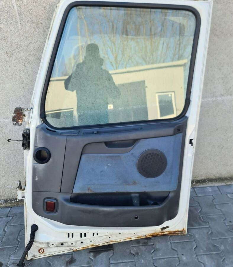 Volvo FH - Puerta y piezas para Camión: foto 3 Volvo FH - Puerta y piezas para Camión: foto 3