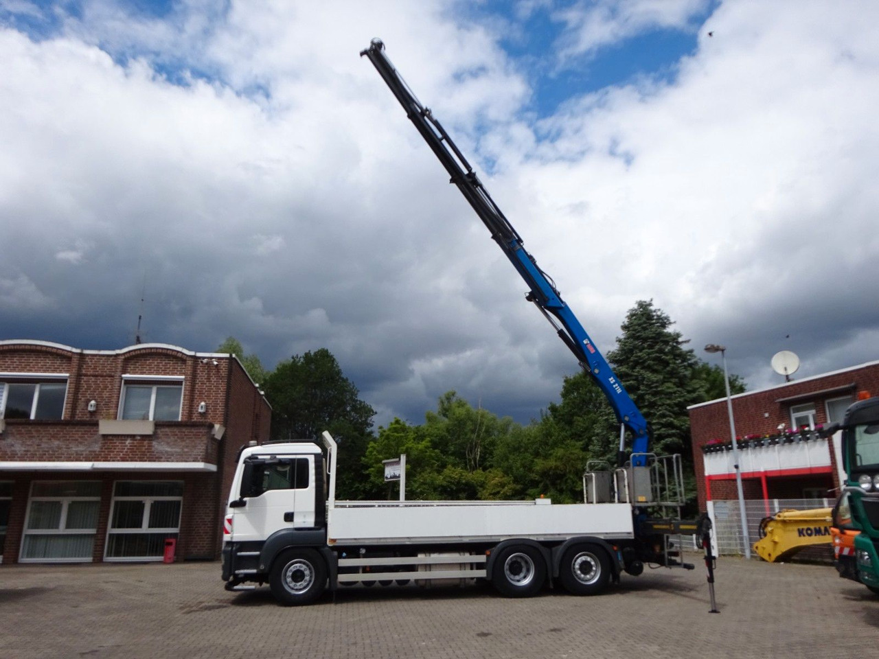 MAN 26.420 TGS Pritsche + HIAB 211 HIPRO Kran - Camión grúa: foto 1 MAN 26.420 TGS Pritsche + HIAB 211 HIPRO Kran - Camión grúa: foto 1