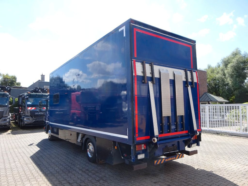 MAN 8.220 Koffer mit LBW als Wohnmobil ausgebaut 4x2 MAN 8.220 Koffer mit LBW als Wohnmobil ausgebaut 4x2 - Camión caja cerrada: foto 4 MAN 8.220 Koffer mit LBW als Wohnmobil ausgebaut 4x2 MAN 8.220 Koffer mit LBW als Wohnmobil ausgebaut 4x2 - Camión caja cerrada: foto 4