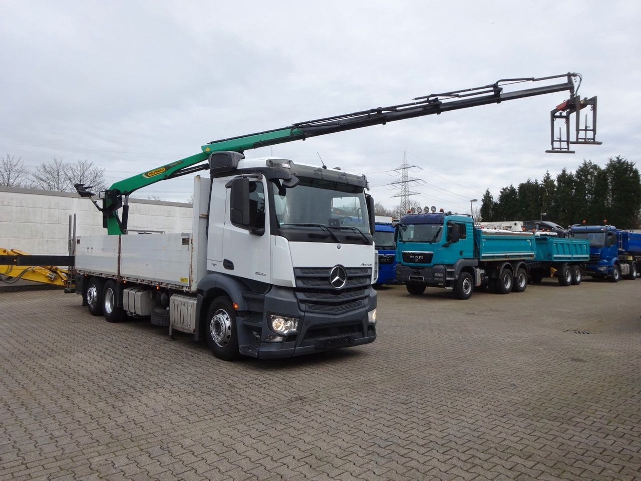 Mercedes-Benz 2543 Antos Baustoff +PK 26001 bis 20 m Auslage Mercedes-Benz 2543 Antos Baustoff +PK 26001 bis 20 m Auslage - Camión grúa, Camión caja abierta: foto 2 Mercedes-Benz 2543 Antos Baustoff +PK 26001 bis 20 m Auslage Mercedes-Benz 2543 Antos Baustoff +PK 26001 bis 20 m Auslage - Camión grúa, Camión caja abierta: foto 2