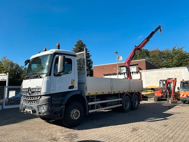 Mercedes-Benz 2636 Pritsche + Fassi F135 Kran 6x4 Blatt-Blatt - Camión grúa: foto 2 Mercedes-Benz 2636 Pritsche + Fassi F135 Kran 6x4 Blatt-Blatt - Camión grúa: foto 2