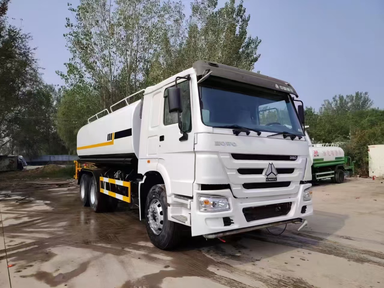 SINOTRUK HOWO sprinkler - Camión cisterna: foto 1 SINOTRUK HOWO sprinkler - Camión cisterna: foto 1