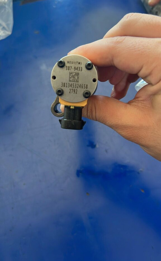 Caterpillar 2023 387-9433 Caterpillar truck - Inyector para Camión: foto 2 Caterpillar 2023 387-9433 Caterpillar truck - Inyector para Camión: foto 2