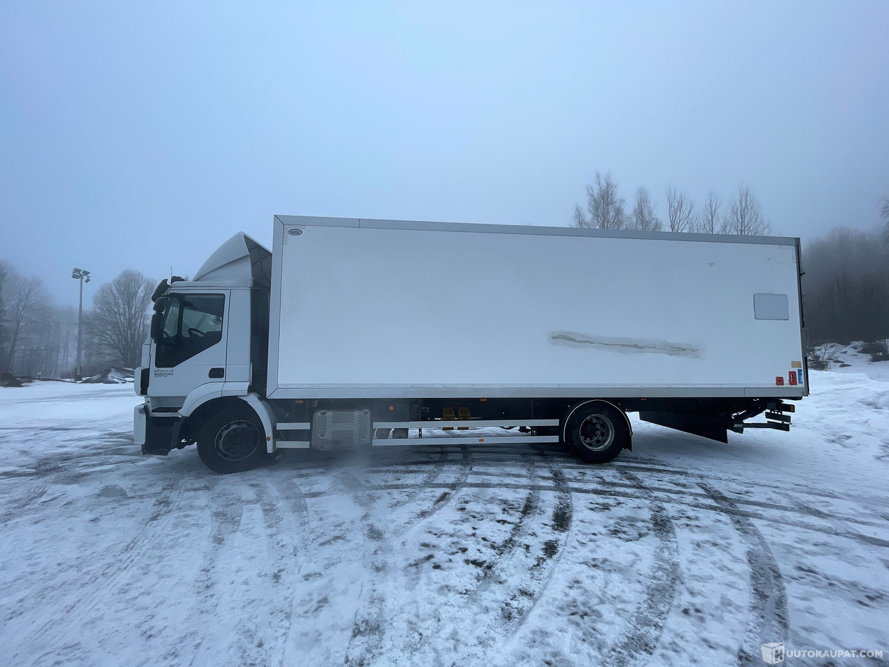 Iveco Stralis, 2015 Umpikori Kuorma-auto, Hämeenlinna - Camión caja cerrada: foto 1 Iveco Stralis, 2015 Umpikori Kuorma-auto, Hämeenlinna - Camión caja cerrada: foto 1