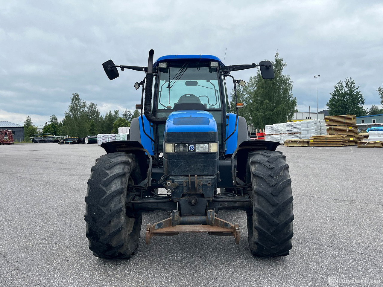 New Holland TM155, traktori etunostolaitteeella, 2004,, Salo - Maquinaria agrícola: foto 2 New Holland TM155, traktori etunostolaitteeella, 2004,, Salo - Maquinaria agrícola: foto 2