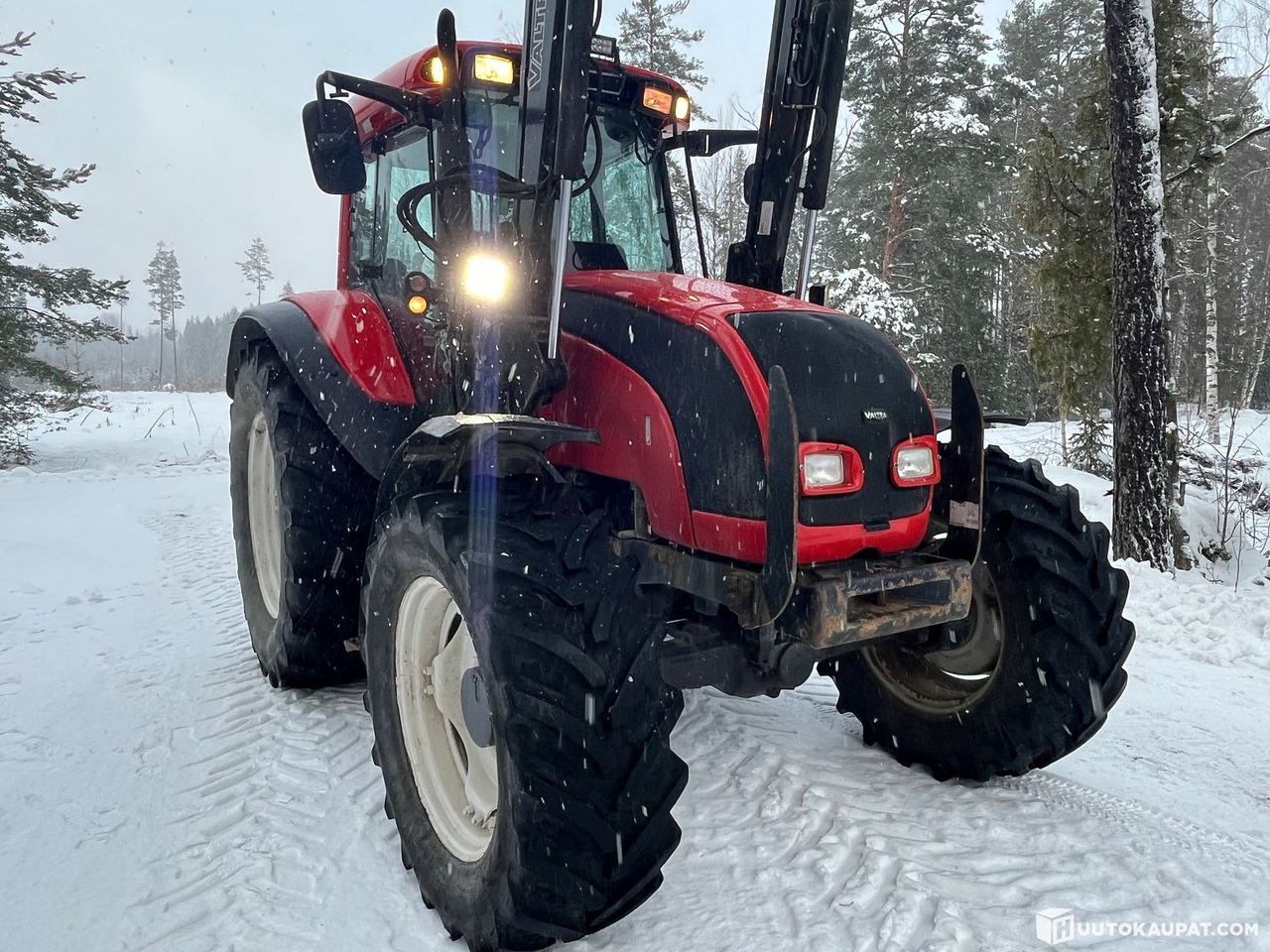 Valtra C130 4x4/242 with front loader, 2005, Forssa - Tractor: foto 4 Valtra C130 4x4/242 with front loader, 2005, Forssa - Tractor: foto 4