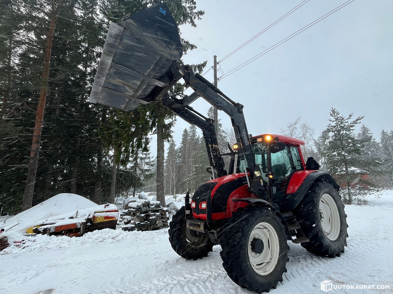 Valtra C130 4x4/242 with front loader, 2005, Forssa - Tractor: foto 1 Valtra C130 4x4/242 with front loader, 2005, Forssa - Tractor: foto 1