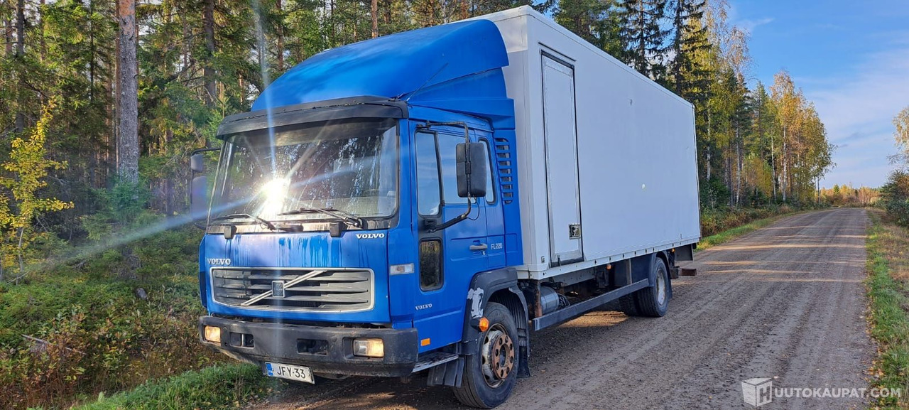 Volvo FL 220, 2000 Umpikorinen kuorma-auto, Kruunupyy - Camión caja cerrada: foto 1 Volvo FL 220, 2000 Umpikorinen kuorma-auto, Kruunupyy - Camión caja cerrada: foto 1