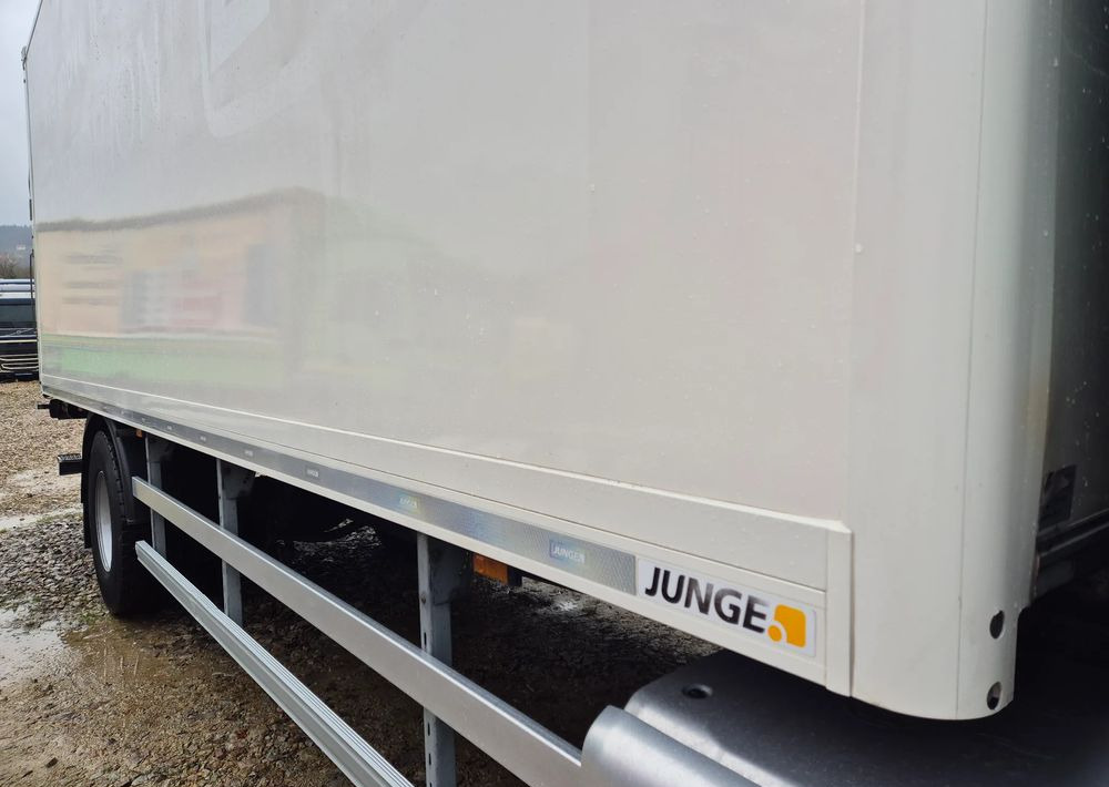 Camión caja cerrada DAF XF ORYGINALNY PRZEBIEG z Niemiec / TANDEM ZESTAW PRZEJAZDOWY Z WINDĄ: foto 11 Camión caja cerrada DAF XF ORYGINALNY PRZEBIEG z Niemiec / TANDEM ZESTAW PRZEJAZDOWY Z WINDĄ: foto 11