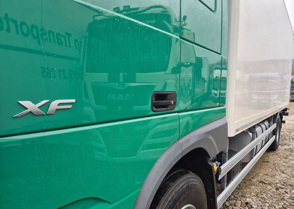 Camión caja cerrada DAF XF ORYGINALNY PRZEBIEG z Niemiec / TANDEM ZESTAW PRZEJAZDOWY Z WINDĄ: foto 18 Camión caja cerrada DAF XF ORYGINALNY PRZEBIEG z Niemiec / TANDEM ZESTAW PRZEJAZDOWY Z WINDĄ: foto 18