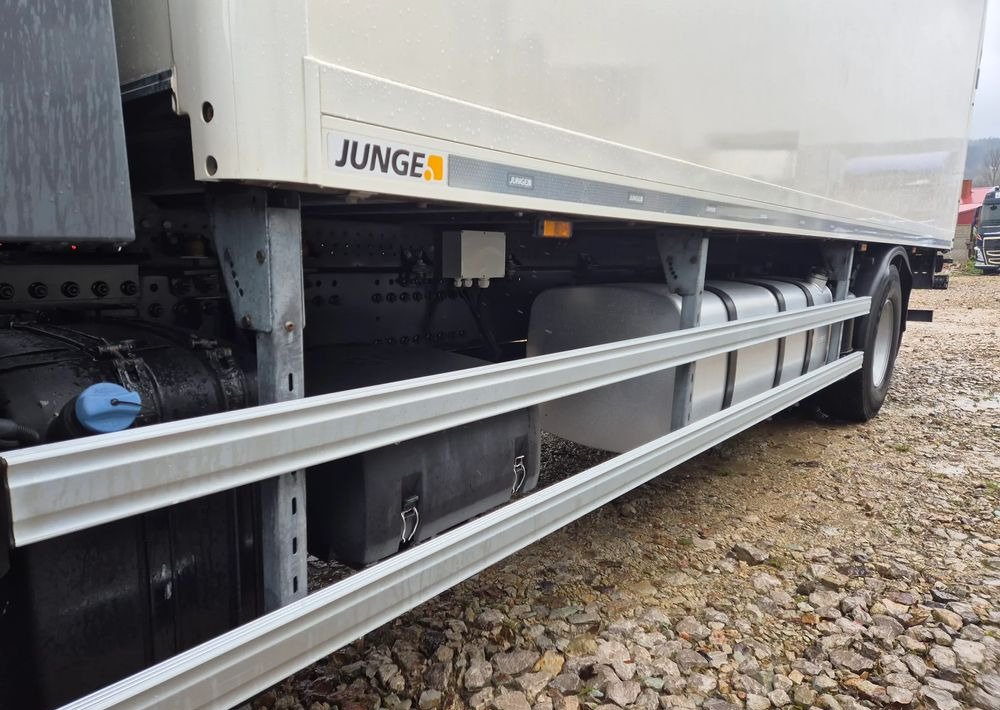 Camión caja cerrada DAF XF ORYGINALNY PRZEBIEG z Niemiec / TANDEM ZESTAW PRZEJAZDOWY Z WINDĄ: foto 20 Camión caja cerrada DAF XF ORYGINALNY PRZEBIEG z Niemiec / TANDEM ZESTAW PRZEJAZDOWY Z WINDĄ: foto 20