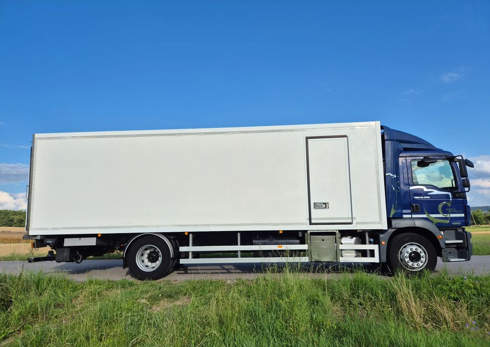 MAN TGM 18.250 Carrier 1950 D/E z Holandii / TOP STAN / 7.5m / 18 palet / winda + drzwi boczne / OKAZJA - Camión frigorífico: foto 4 MAN TGM 18.250 Carrier 1950 D/E z Holandii / TOP STAN / 7.5m / 18 palet / winda + drzwi boczne / OKAZJA - Camión frigorífico: foto 4