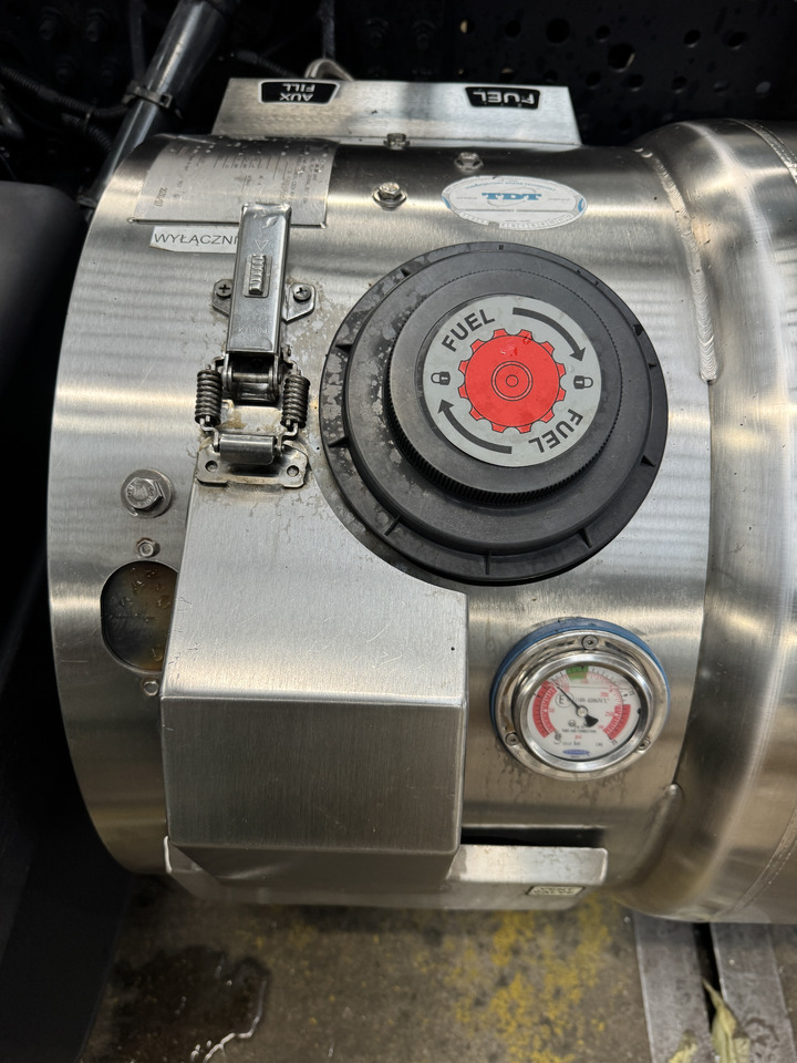 IVECO STRALIS HI-WAY S-WAY - Depósito de combustible: foto 3 IVECO STRALIS HI-WAY S-WAY - Depósito de combustible: foto 3