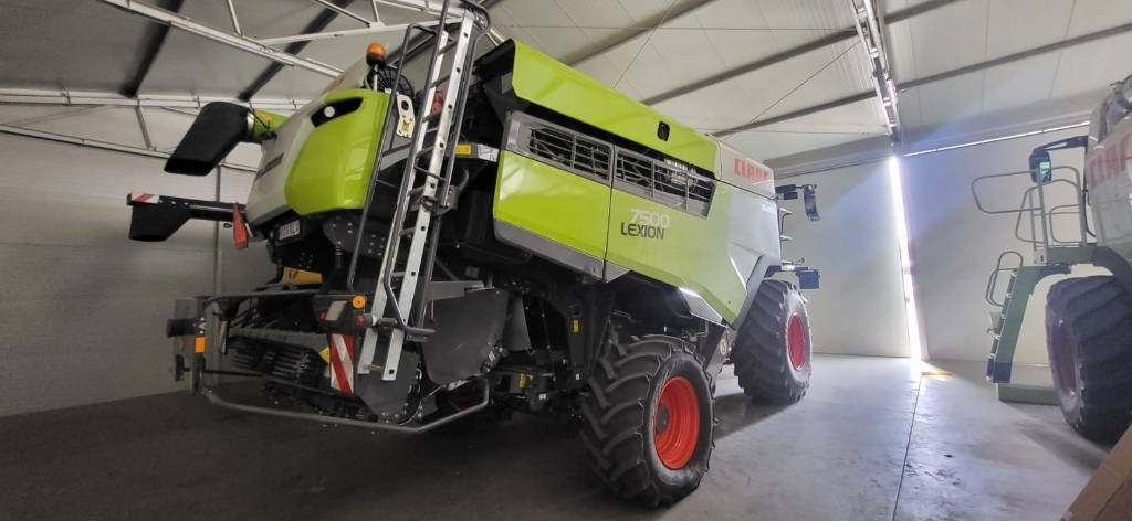 Claas Lexion 7500 + V930 - Cosechadora de granos: foto 4 Claas Lexion 7500 + V930 - Cosechadora de granos: foto 4