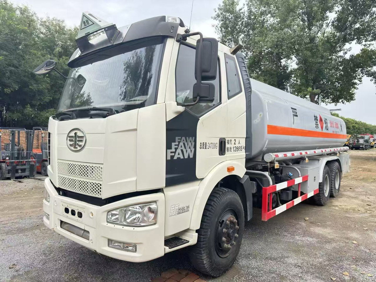 FAW tanker truck - Camión cisterna: foto 1 FAW tanker truck - Camión cisterna: foto 1