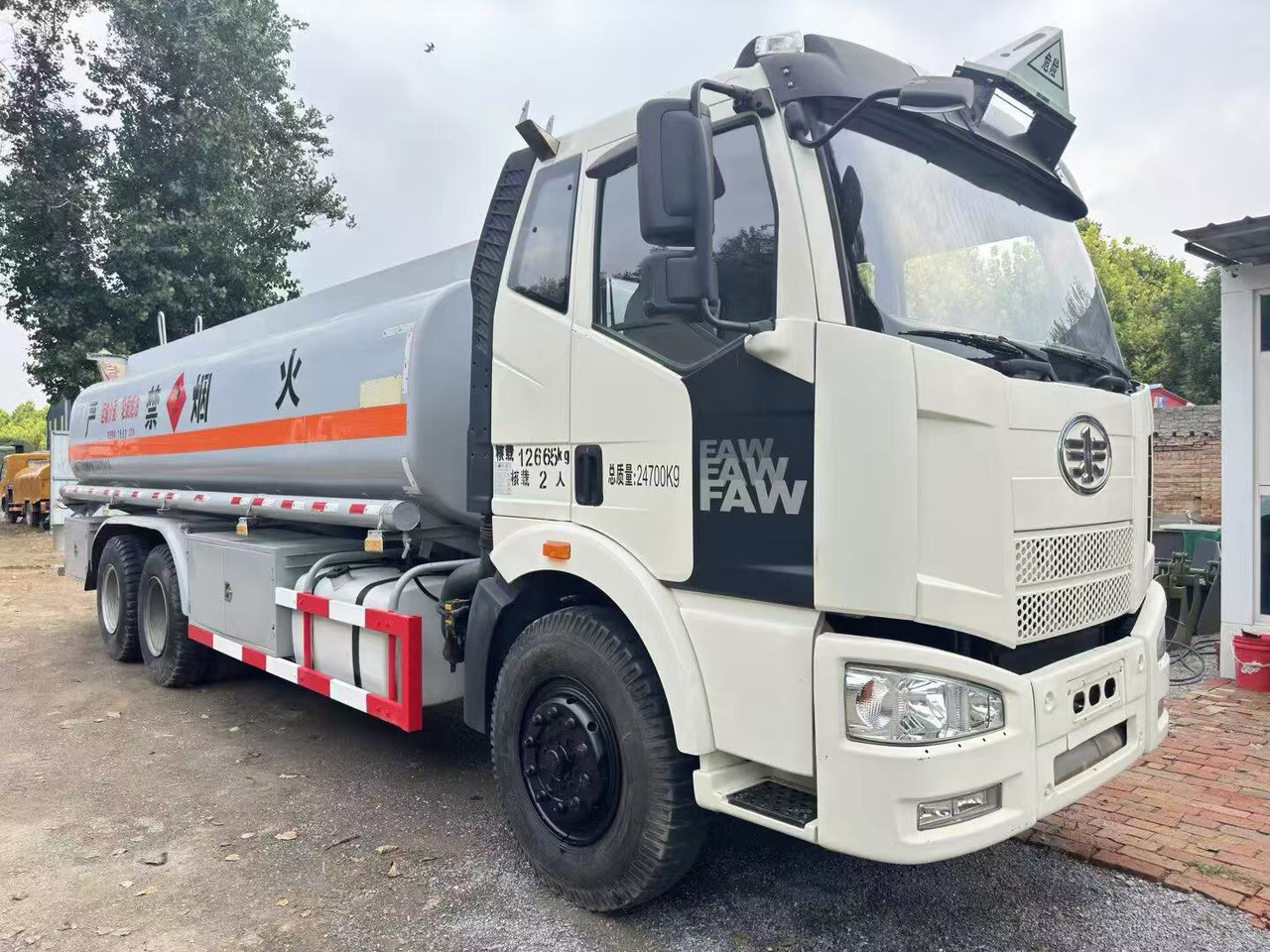 FAW tanker truck - Camión cisterna: foto 4 FAW tanker truck - Camión cisterna: foto 4