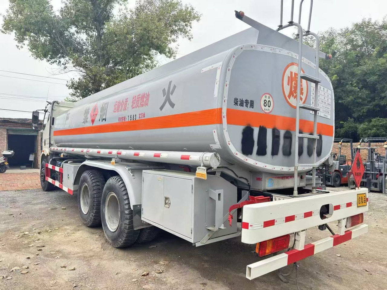 FAW tanker truck - Camión cisterna: foto 2 FAW tanker truck - Camión cisterna: foto 2