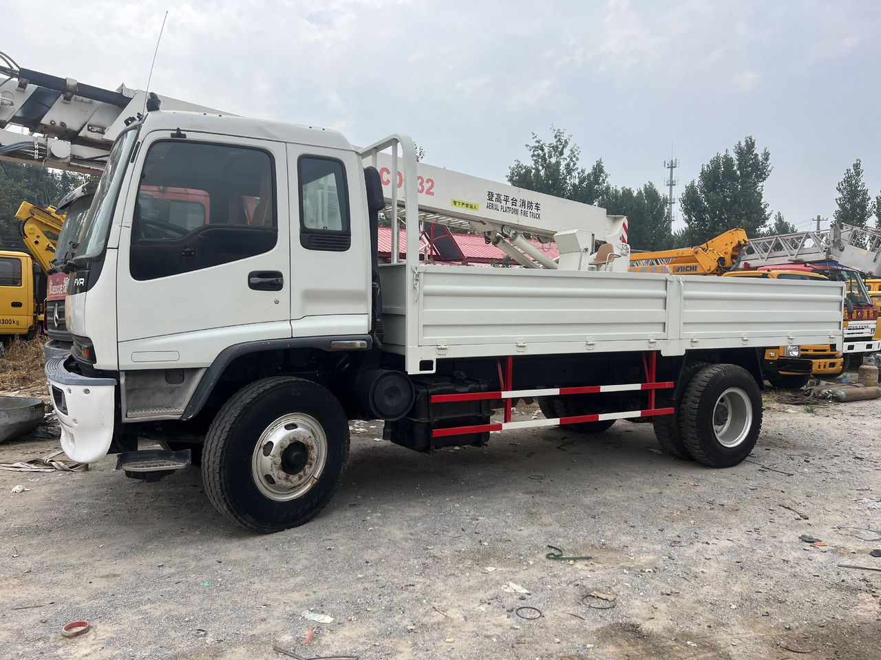 ISUZU Cargo truck - Camión volquete: foto 4 ISUZU Cargo truck - Camión volquete: foto 4