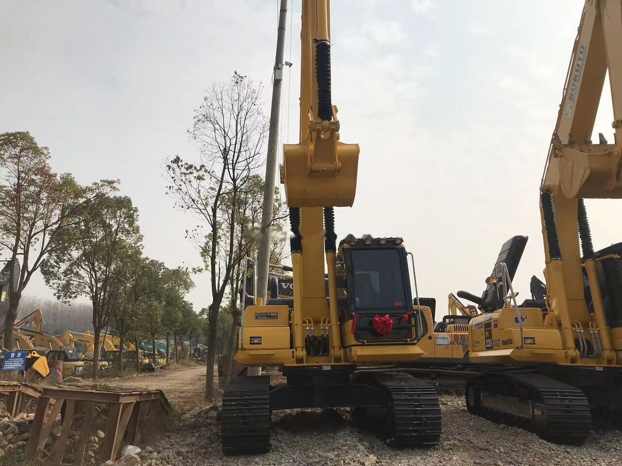 Komatsu PC200-8 - Excavadora de cadenas: foto 1 Komatsu PC200-8 - Excavadora de cadenas: foto 1