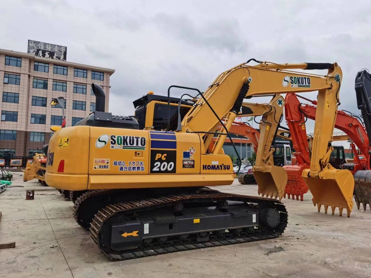 Komatsu PC200-8 - Excavadora de cadenas: foto 1 Komatsu PC200-8 - Excavadora de cadenas: foto 1