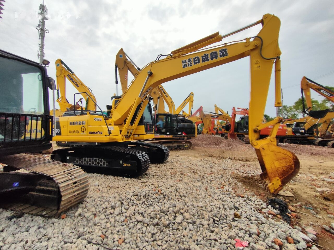 Excavadora de cadenas Komatsu PC200-8: foto 6