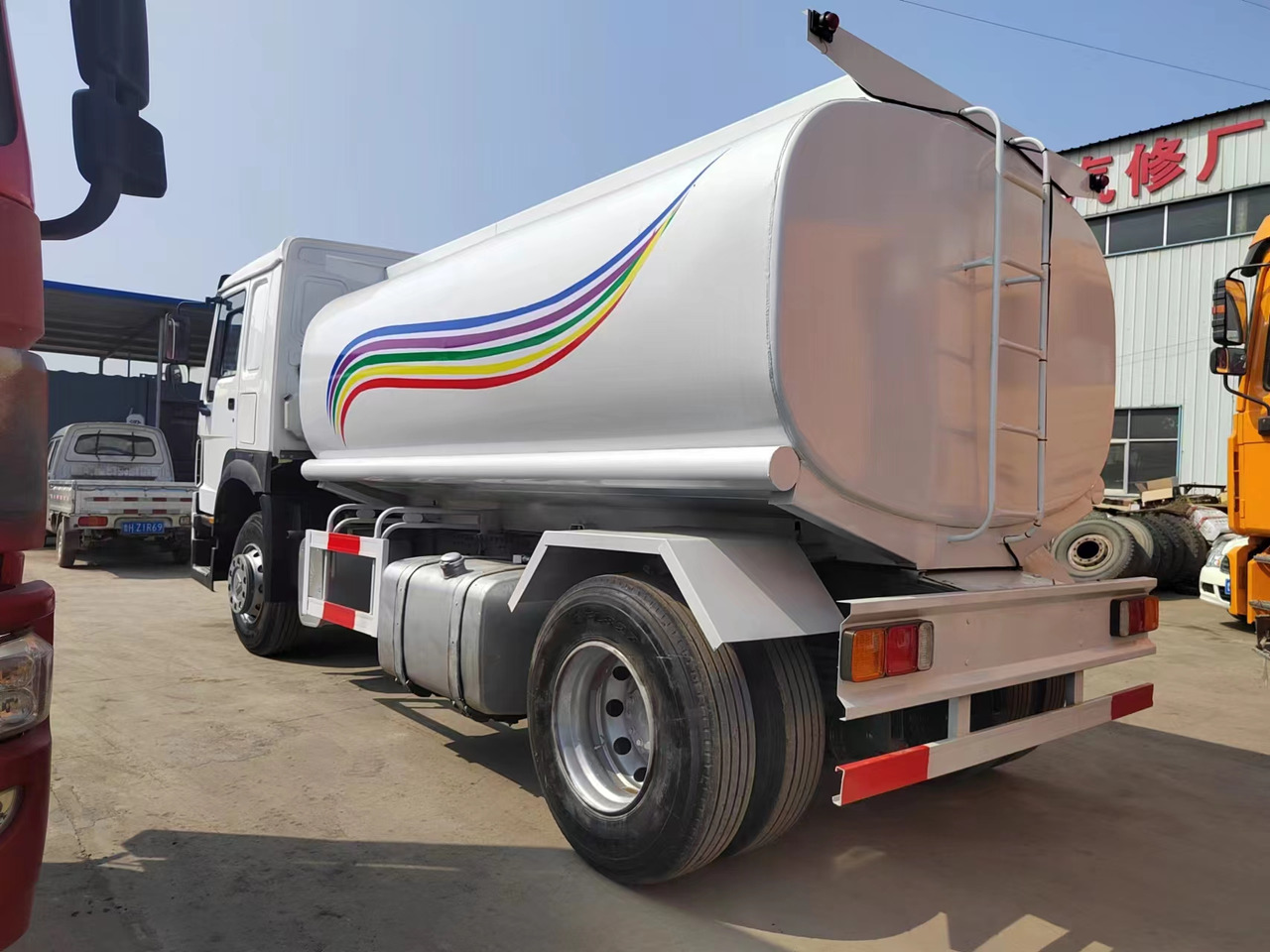 SINOTRUK HOWO - Camión cisterna: foto 2 SINOTRUK HOWO - Camión cisterna: foto 2