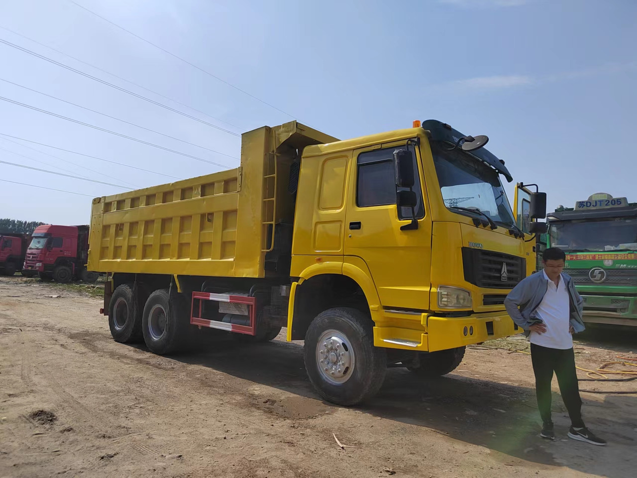 SINOTRUK HOWO - Camión volquete: foto 1 SINOTRUK HOWO - Camión volquete: foto 1