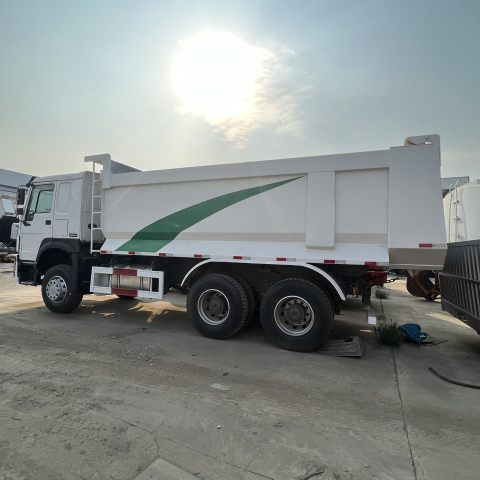 SINOTRUK HOWO - Camión caja cerrada: foto 4 SINOTRUK HOWO - Camión caja cerrada: foto 4