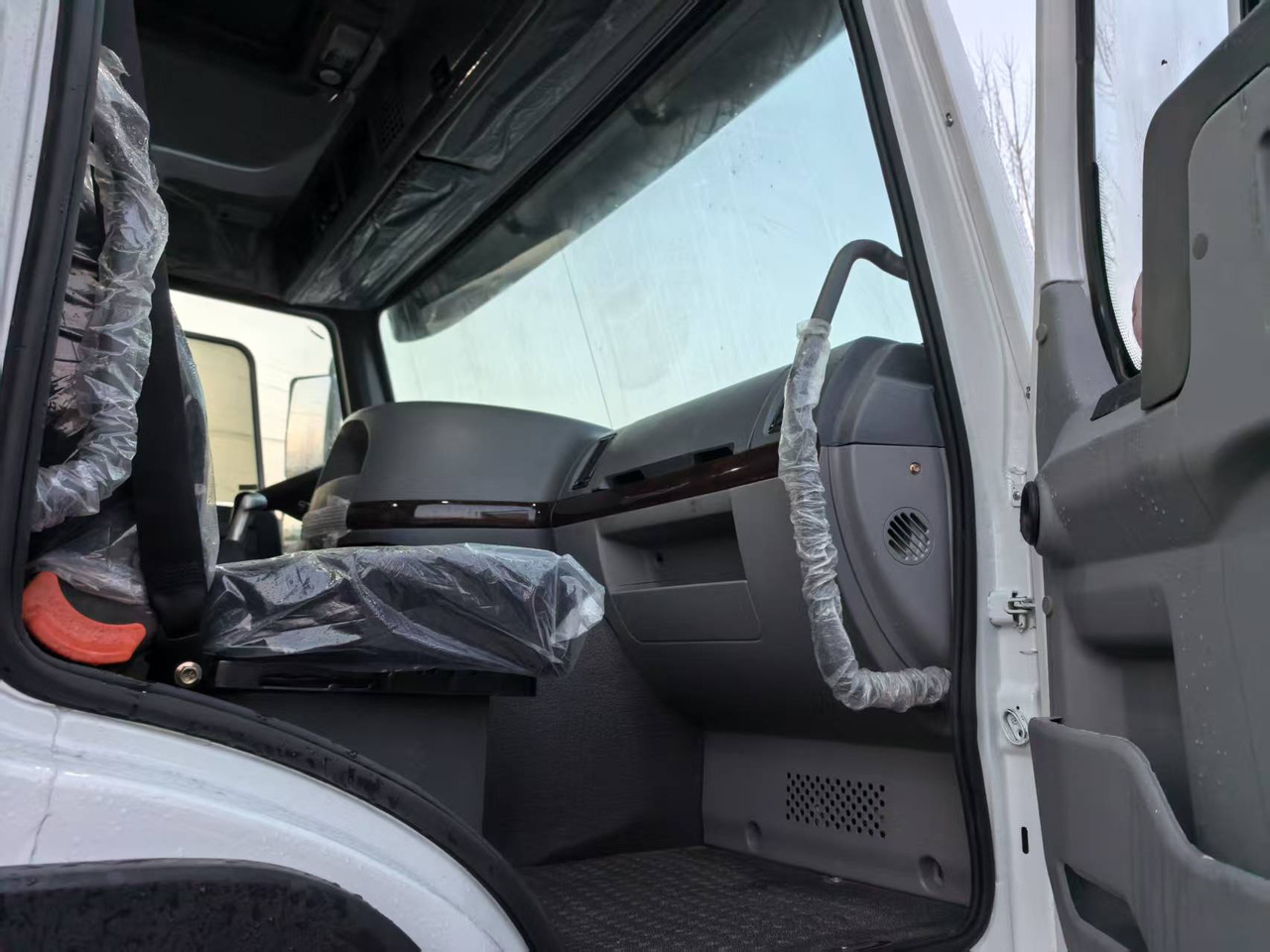 SINOTRUK Howo 6*4 - Camión volquete: foto 3 SINOTRUK Howo 6*4 - Camión volquete: foto 3