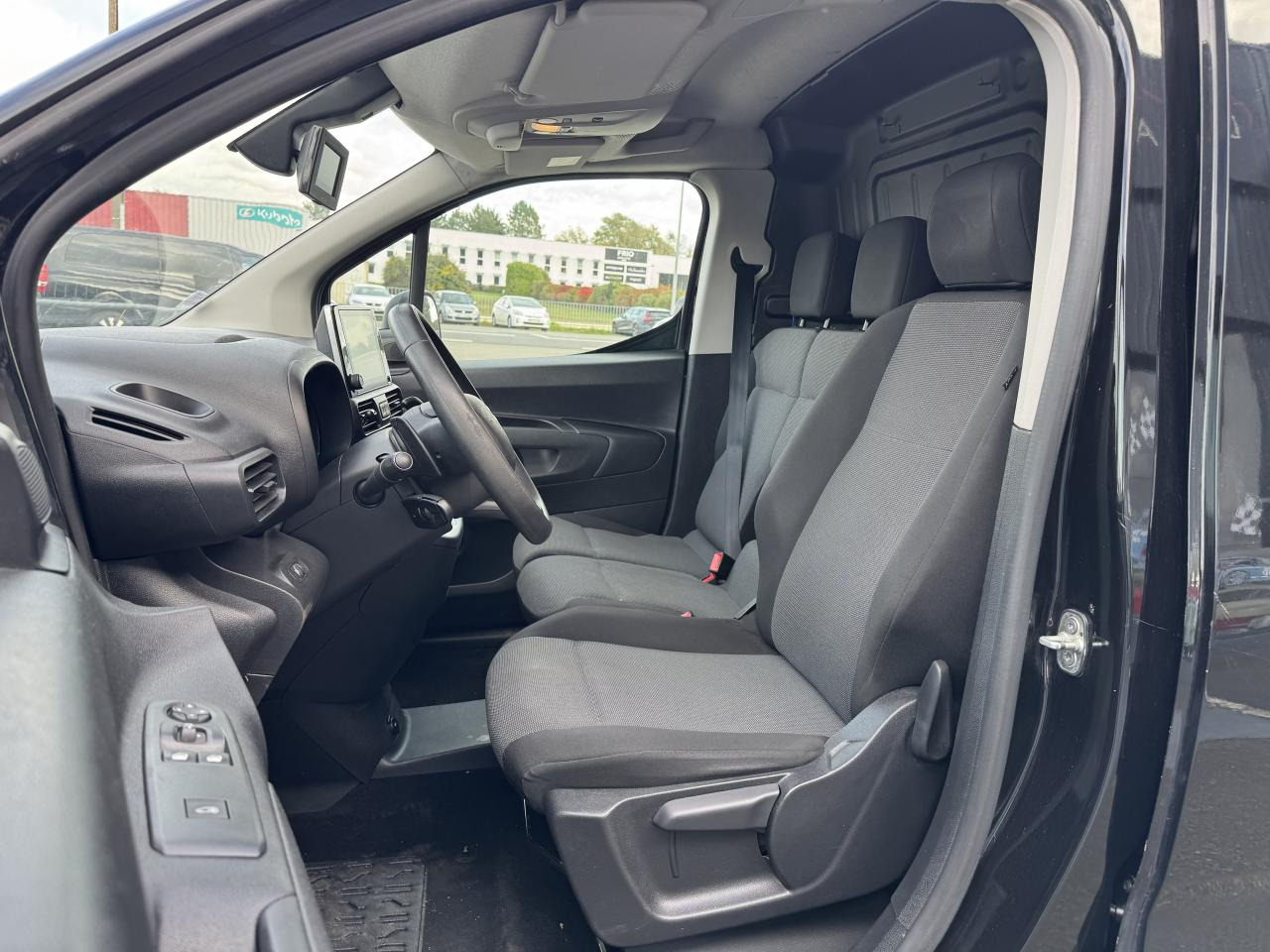 CITROEN Berlingo 1.5 BlueHDi S&S - 130 - BV EAT8  III FOURGON Fourgon M Driver 650 kg PHASE 1 - Furgón: foto 4 CITROEN Berlingo 1.5 BlueHDi S&S - 130 - BV EAT8  III FOURGON Fourgon M Driver 650 kg PHASE 1 - Furgón: foto 4