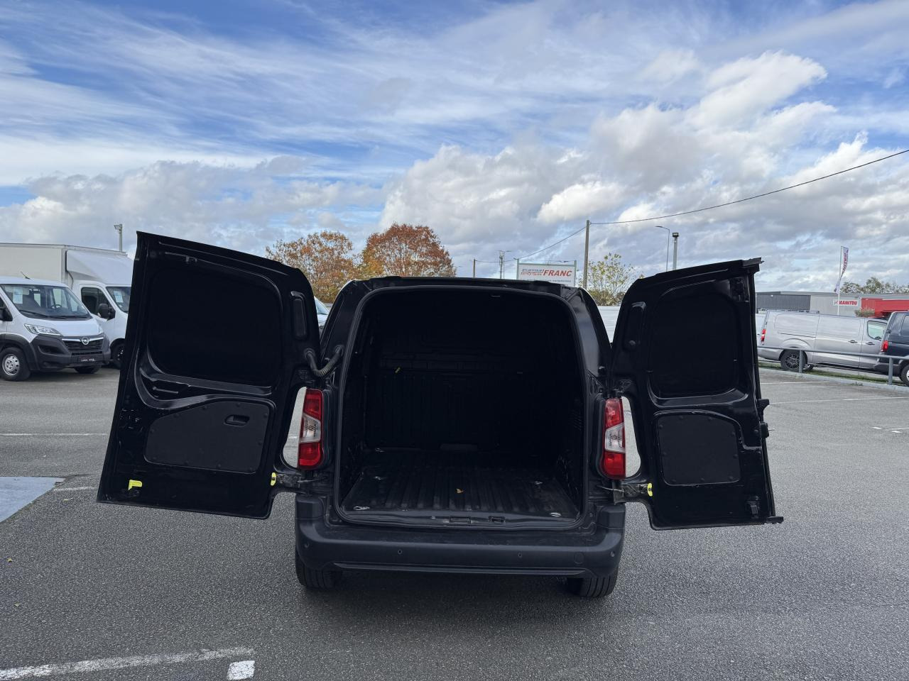 CITROEN Berlingo 1.5 BlueHDi S&S - 130 - BV EAT8  III FOURGON Fourgon M Driver 650 kg PHASE 1 - Furgón: foto 2 CITROEN Berlingo 1.5 BlueHDi S&S - 130 - BV EAT8  III FOURGON Fourgon M Driver 650 kg PHASE 1 - Furgón: foto 2