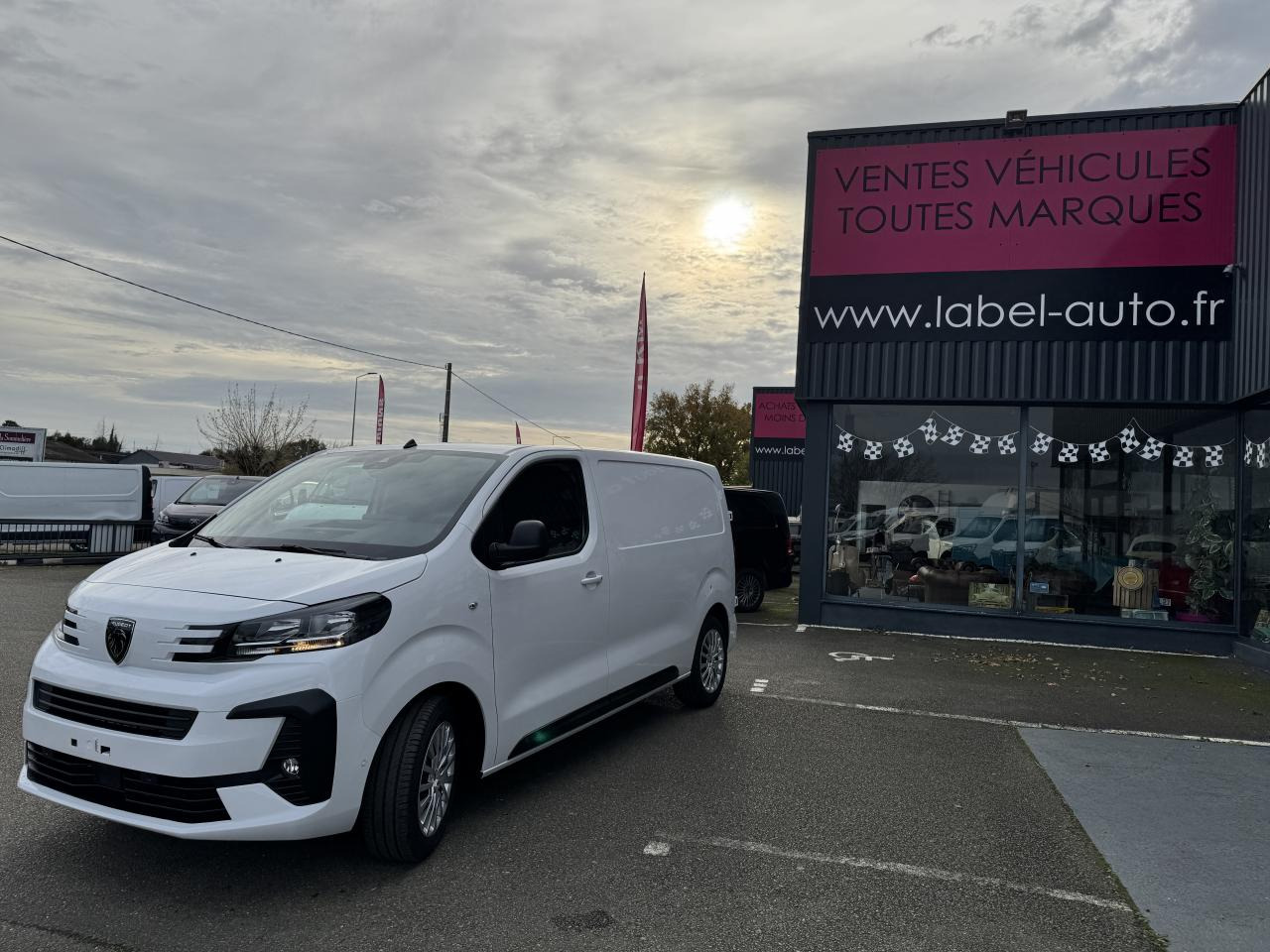 PEUGEOT Expert M 2.0 BlueHDi - 180 S&S - BV EAT8 III FOURGON Fourgon PHASE 2 - Furgón: foto 1 PEUGEOT Expert M 2.0 BlueHDi - 180 S&S - BV EAT8 III FOURGON Fourgon PHASE 2 - Furgón: foto 1