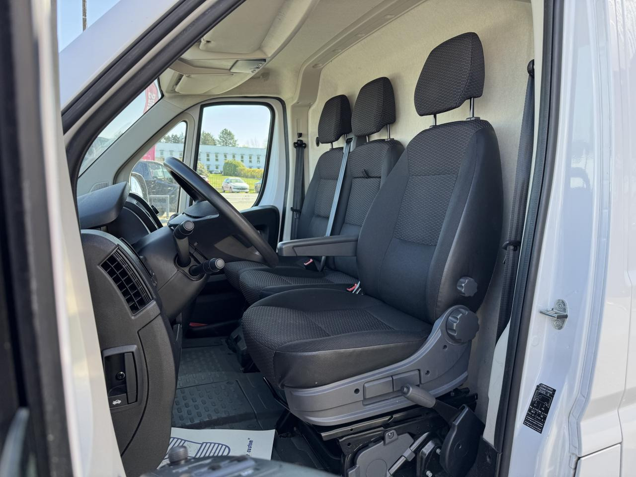 PEUGEOT boxer 333 L1H1 2.2 BLUEHDI S&S 140CH ASPHALT - Furgón: foto 4 PEUGEOT boxer 333 L1H1 2.2 BLUEHDI S&S 140CH ASPHALT - Furgón: foto 4
