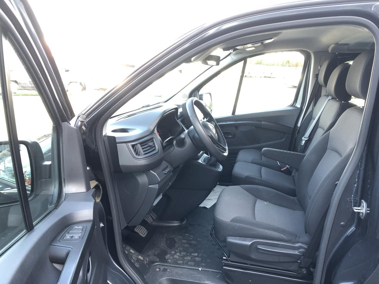 RENAULT Trafic L2 2.0 Energy dCi - 150 - S&S  III COMBI Combi Zen L2H1 PHASE 3 - Furgoneta de pasajeros: foto 4 RENAULT Trafic L2 2.0 Energy dCi - 150 - S&S  III COMBI Combi Zen L2H1 PHASE 3 - Furgoneta de pasajeros: foto 4