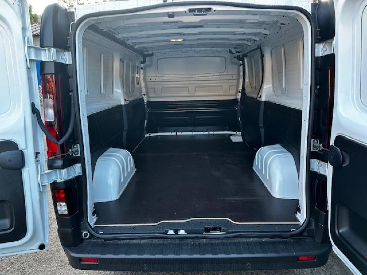 RENAULT Trafic L2H1 3000 Kg 2.0 Blue dCi - 130 L2H1 2 places - Furgón: foto 2 RENAULT Trafic L2H1 3000 Kg 2.0 Blue dCi - 130 L2H1 2 places - Furgón: foto 2