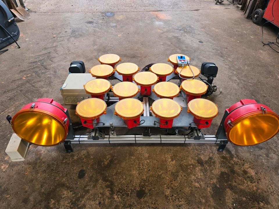 Horizont Blinkpfeinalage für Unimog mit Xenonscheinwerfer Dachträger Nissen Vz616 Funkwarnmeldeanlage passend für UGE UGN U290 U 300 400 500 405 218 219 318 319 423 427 430 527 530 Mercedes-Benz Dach - Luz/ Iluminación para Maquinaria de construcción: foto 1 Horizont Blinkpfeinalage für Unimog mit Xenonscheinwerfer Dachträger Nissen Vz616 Funkwarnmeldeanlage passend für UGE UGN U290 U 300 400 500 405 218 219 318 319 423 427 430 527 530 Mercedes-Benz Dach - Luz/ Iluminación para Maquinaria de construcción: foto 1