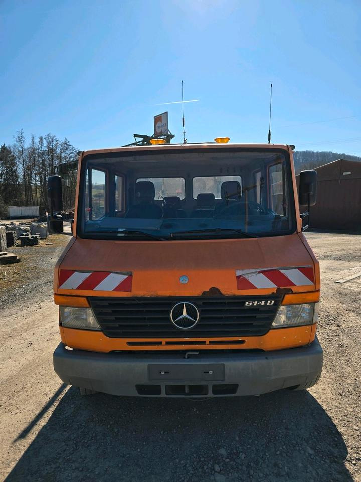 Mercedes-Benz Vario 614D Pritsche Doka 2002 Nissen VLT Verkehrsleittafel Absperrtafel LKW Vorwarntafel - Camión caja abierta: foto 5 Mercedes-Benz Vario 614D Pritsche Doka 2002 Nissen VLT Verkehrsleittafel Absperrtafel LKW Vorwarntafel - Camión caja abierta: foto 5