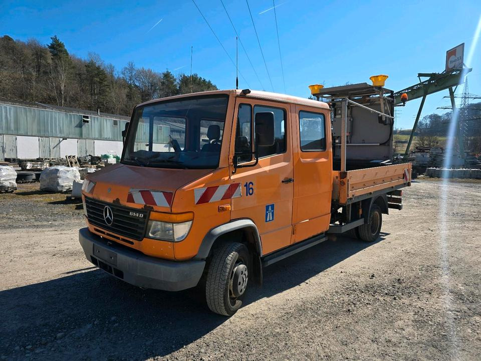 Mercedes-Benz Vario 614D Pritsche Doka 2002 Nissen VLT Verkehrsleittafel Absperrtafel LKW Vorwarntafel - Camión caja abierta: foto 1 Mercedes-Benz Vario 614D Pritsche Doka 2002 Nissen VLT Verkehrsleittafel Absperrtafel LKW Vorwarntafel - Camión caja abierta: foto 1