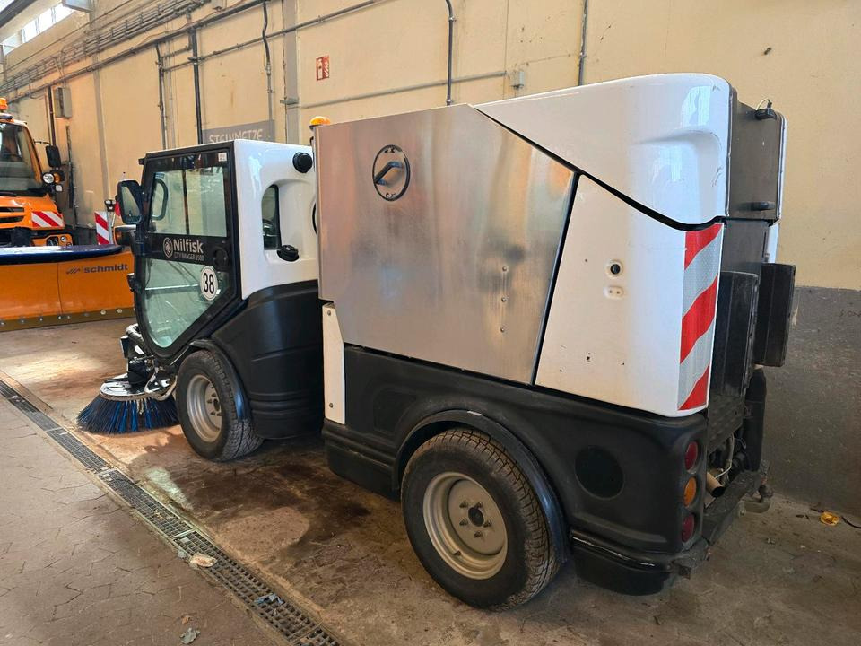 Nilfisk City Ranger 3500 Kehrmaschine Straßenkehrmaschine mit Schmidt Bediendisplay Hako Kehreinheit - Barredora vial: foto 2 Nilfisk City Ranger 3500 Kehrmaschine Straßenkehrmaschine mit Schmidt Bediendisplay Hako Kehreinheit - Barredora vial: foto 2