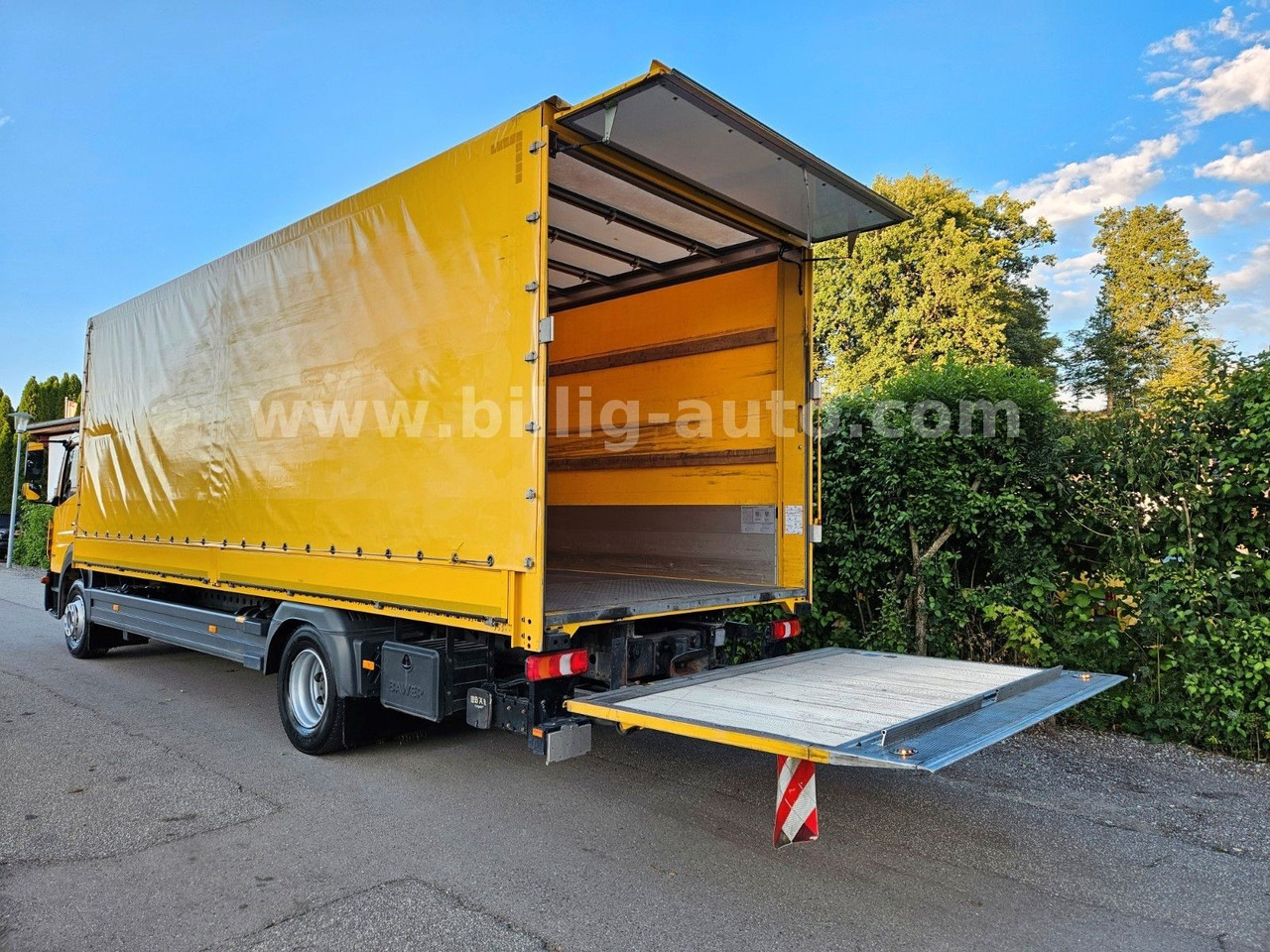 Mercedes-Benz Atego 1327 L * BREMS/SPUR-ASS*DIFF.*LBW*AHK*7.2m - Camión lona: foto 1 Mercedes-Benz Atego 1327 L * BREMS/SPUR-ASS*DIFF.*LBW*AHK*7.2m - Camión lona: foto 1