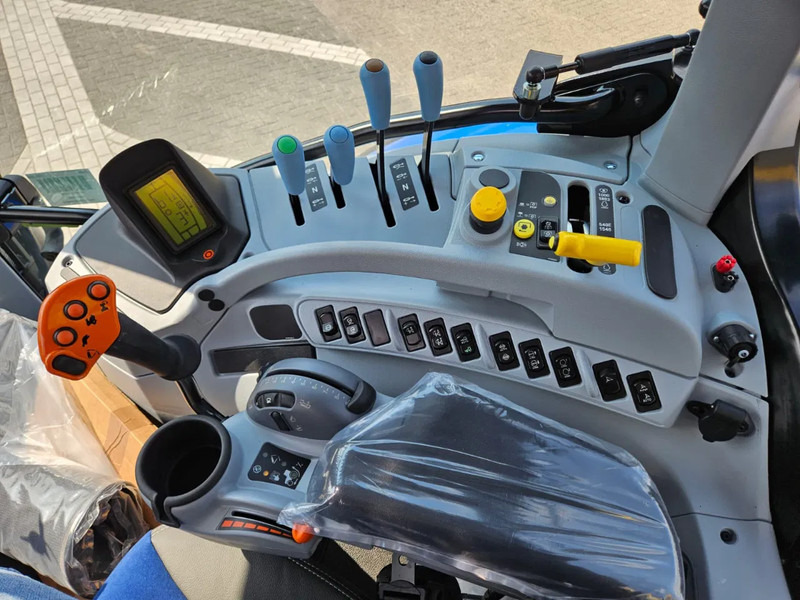 Tractor New Holland T7.210 Range command 50 km/h: foto 18 Tractor New Holland T7.210 Range command 50 km/h: foto 18