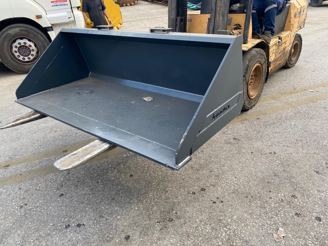 JCB 300 - Cazo cargador para Maquinaria de construcción: foto 1 JCB 300 - Cazo cargador para Maquinaria de construcción: foto 1