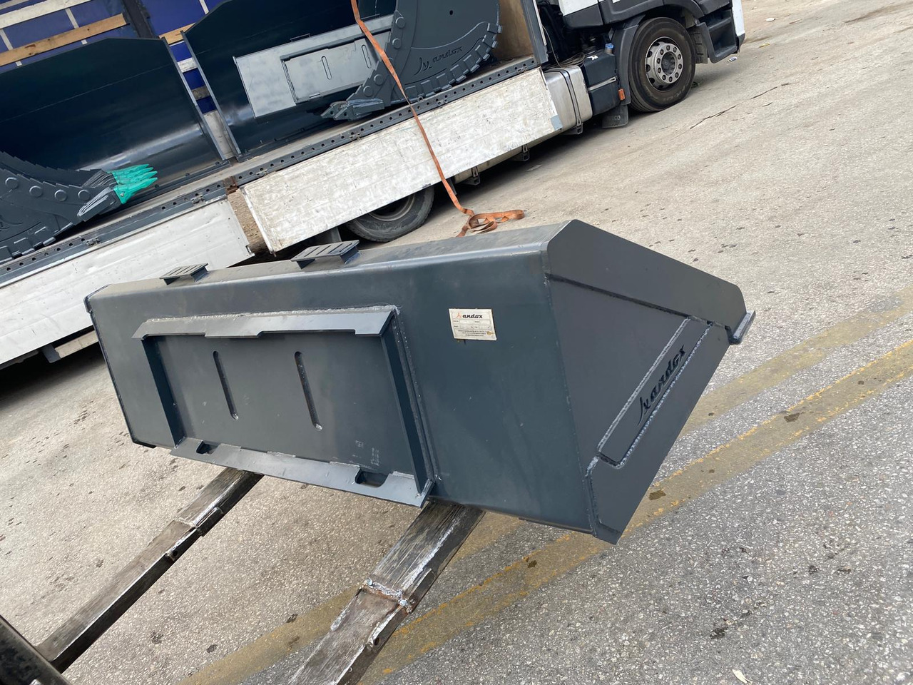 JCB 300 - Cazo cargador para Maquinaria de construcción: foto 2 JCB 300 - Cazo cargador para Maquinaria de construcción: foto 2