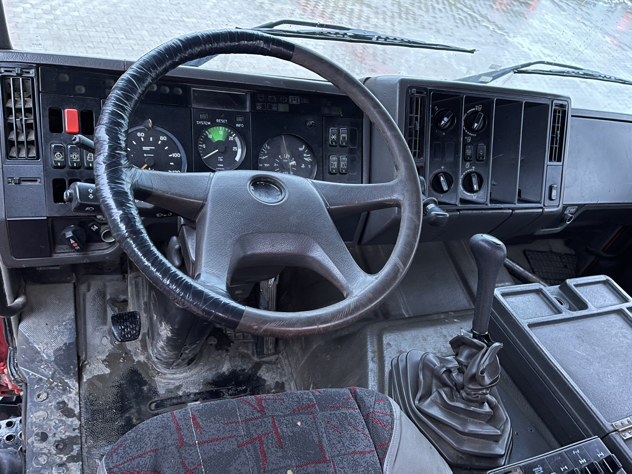 Camión volquete MERCEDES-BENZ 1824: foto 15