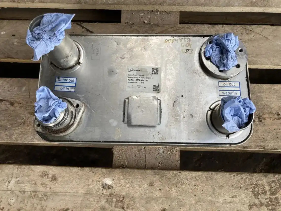 ZF ZF Ölkühler Wärmetauscher Getriebeölkühler Modine 0501.008.286 6084859 - Caja de cambios y piezas para Autobús: foto 1 ZF ZF Ölkühler Wärmetauscher Getriebeölkühler Modine 0501.008.286 6084859 - Caja de cambios y piezas para Autobús: foto 1