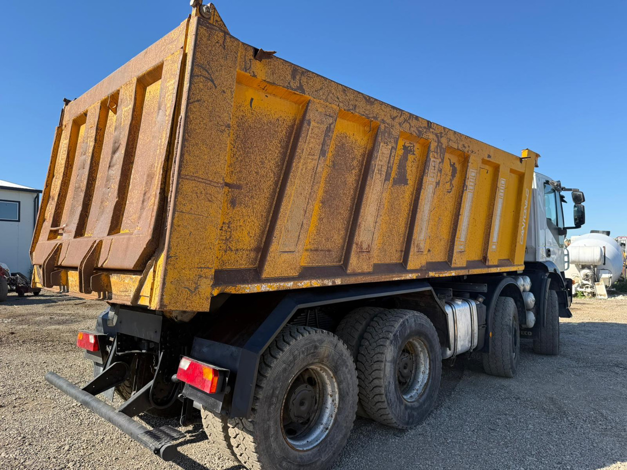 IVECO TRAKKER TIPPER - Camión volquete: foto 3 IVECO TRAKKER TIPPER - Camión volquete: foto 3