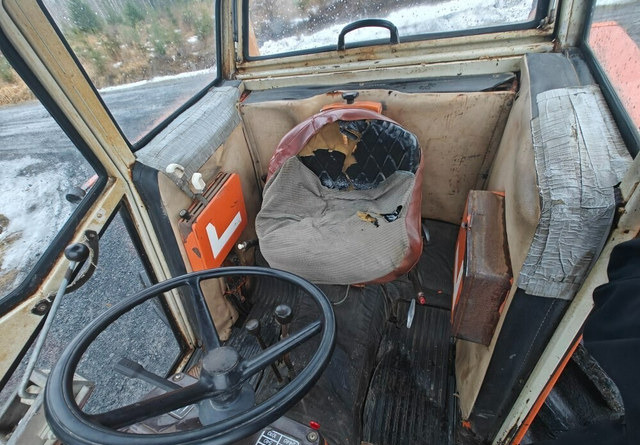 Tractor Fiat 780DT etukuormaajalla: foto 15