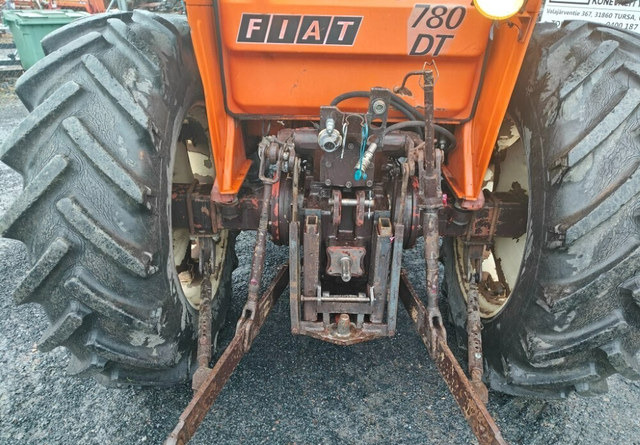 Tractor Fiat 780DT etukuormaajalla: foto 11